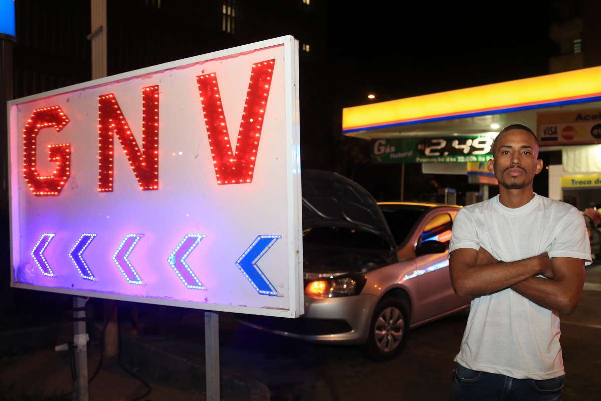 GNV (gás natural veicular) - População fala sobre a polêmica de vistoria do GNV e taxas cobradas pelo governo e Imetro. Na foto: Wagner dos Santos que trabalha como Uber. Foto: Daniel Castelo Branco / Agência O Dia
