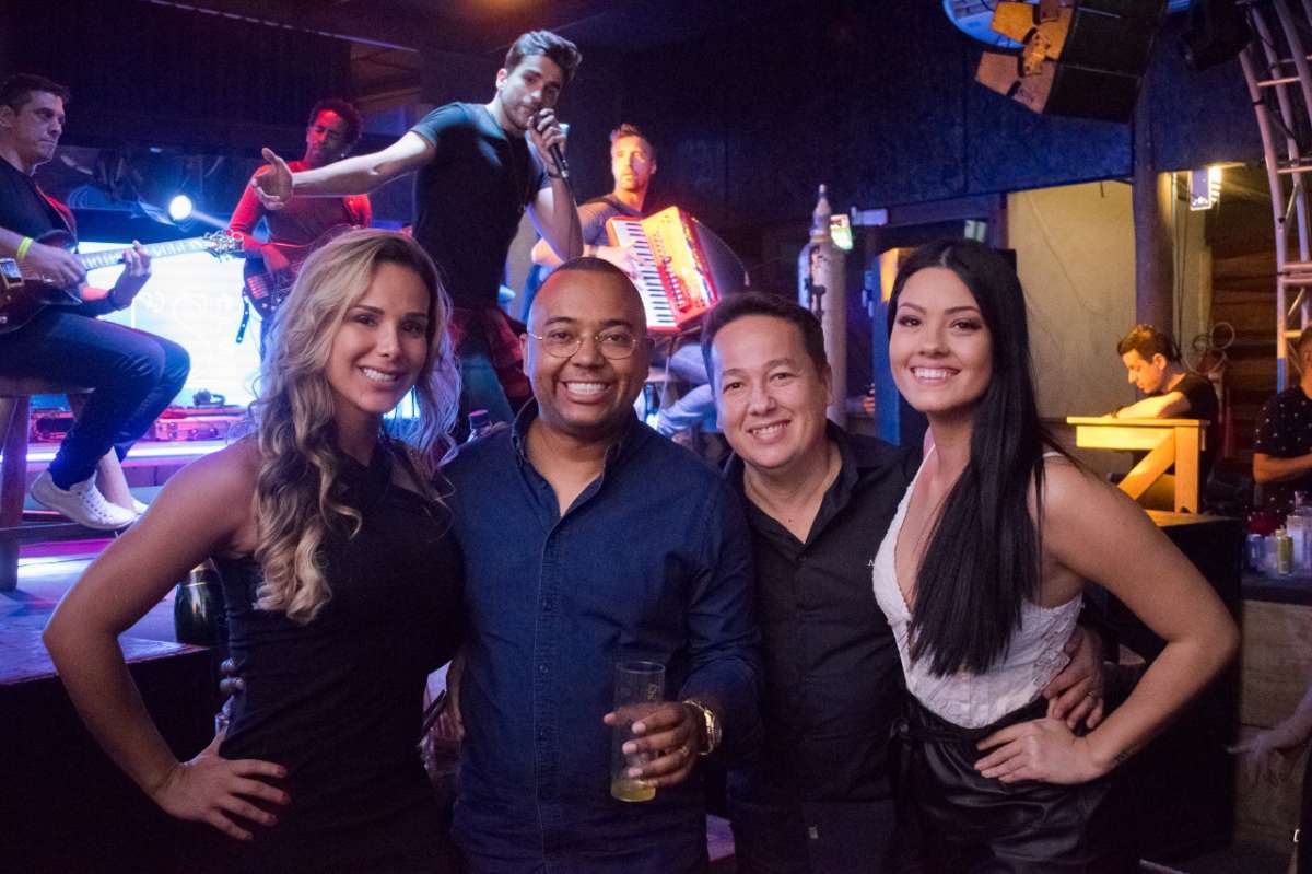 O cantor e compositor Dudu Nobre esteve na boate Boots Club, no Recreio. Na companhia da mulher, Priscila Grasso o cantor foi recebido pelo empresário Alex Japonês e sua esposa Rayane Figliuzzi. - Marco Antônio/ Palmer Assessoria