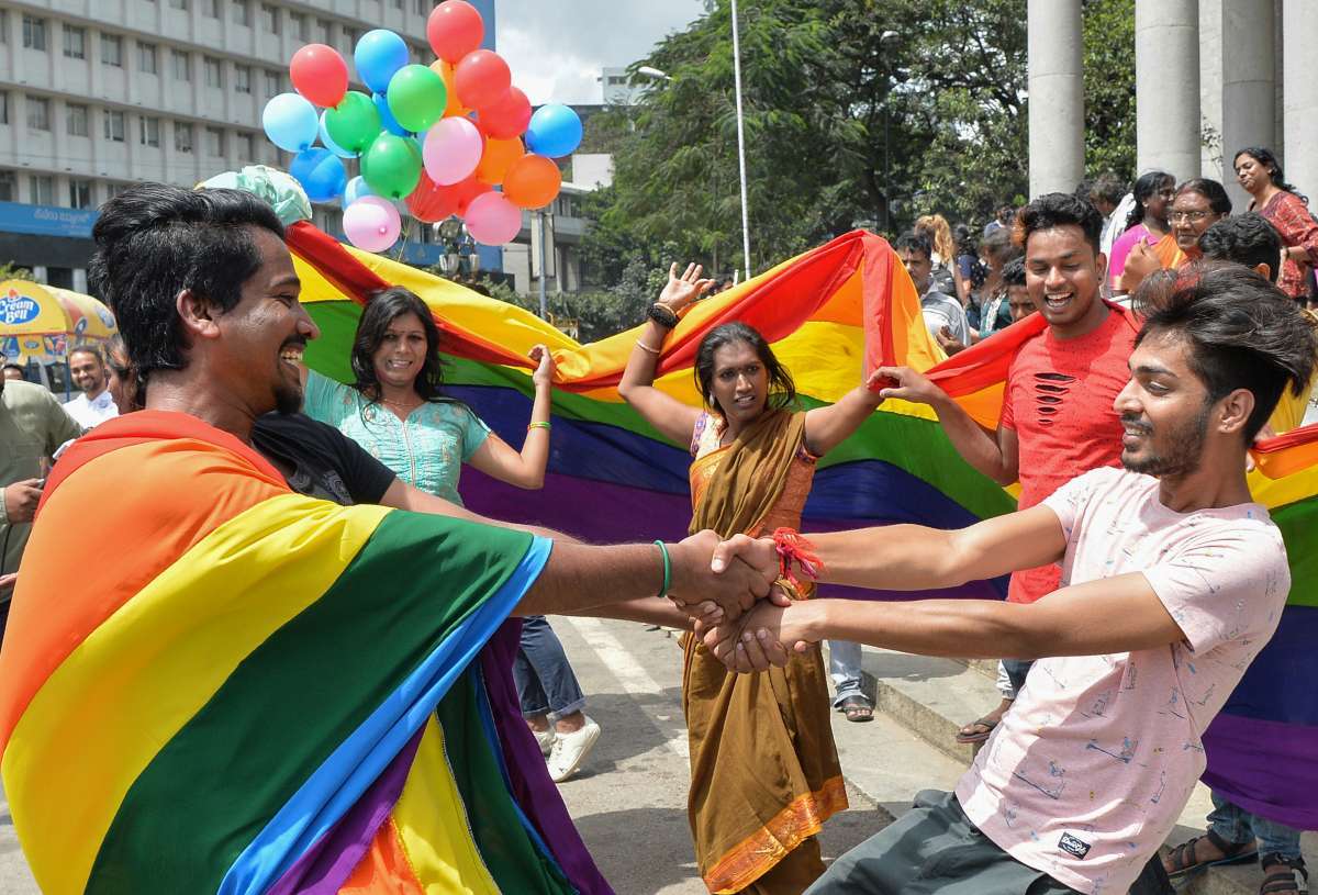 Apoiadores da comunidade LGBT indiana celebram a decisão da Suprema Corte de derrubar legislação colonial que criminaliza homossexualidade - AFP photo/ Manjunath Kiran