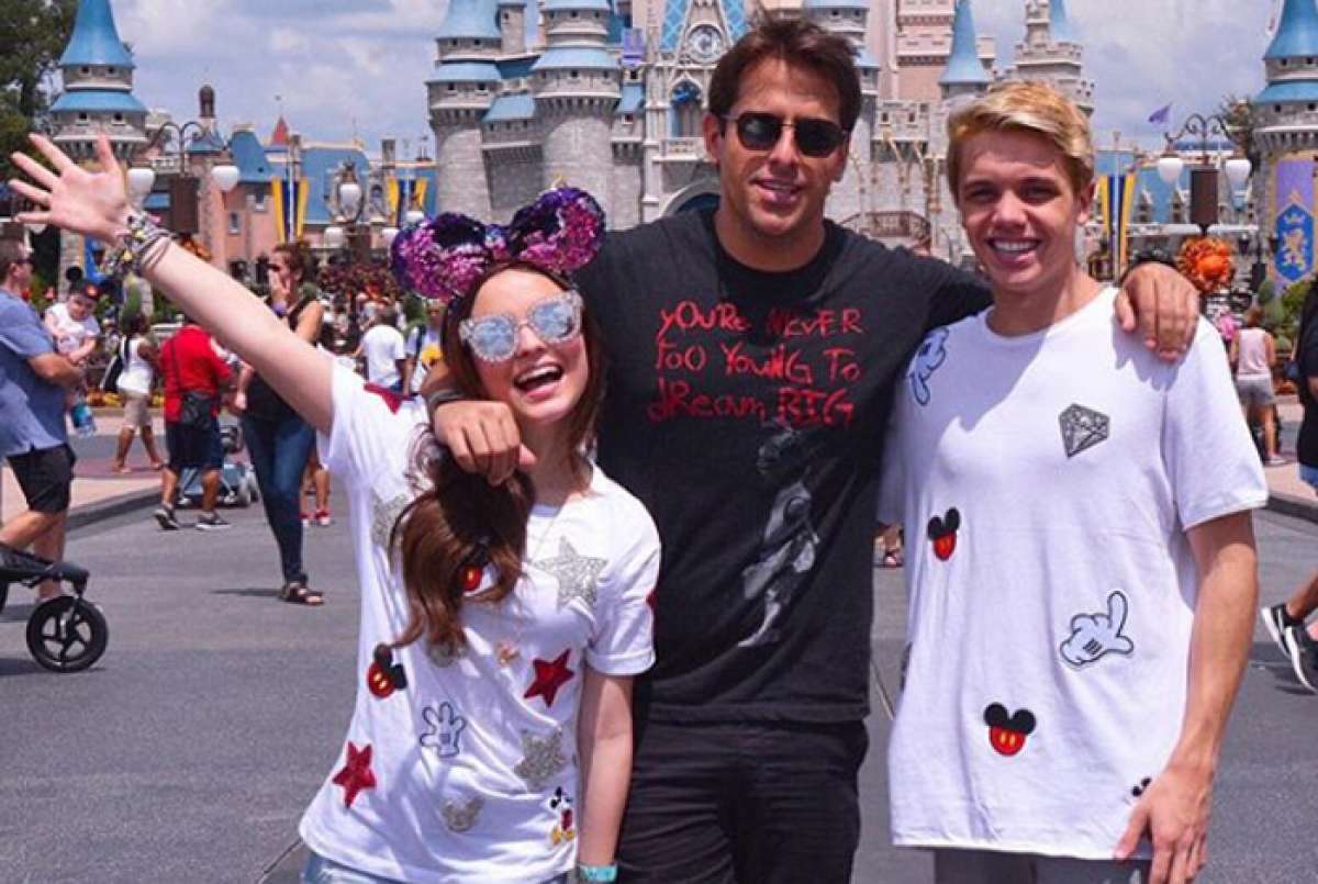 Larissa Manoela e o namorado, Leo Cidade (à direita), posam com um amigo (centro)