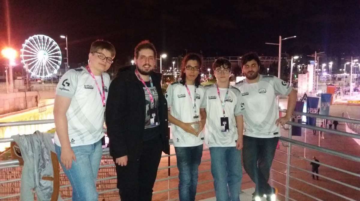 Henrique (E), Bruno Keul, Paulo Henrique, Bruno Menezes e Patricio fazem parte da equipe de Overwatch - Hugo Perruso