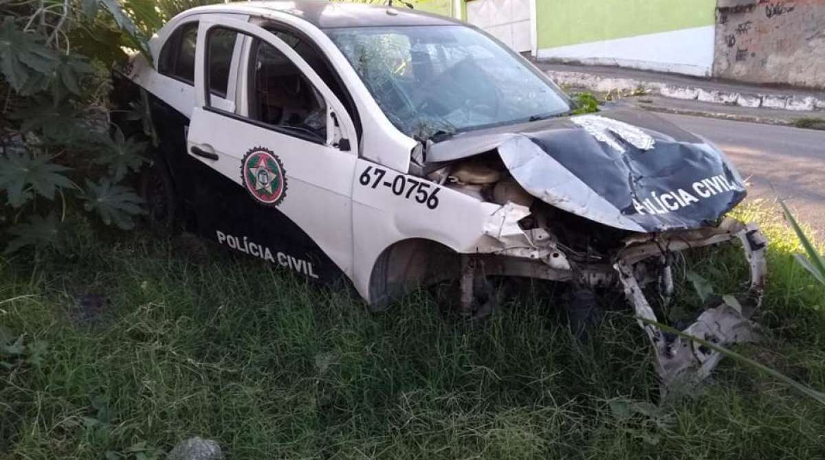 Viatura da Delegacia de Homic&iacute;dios de Niter&oacute;i ficou meses abandonada em um terreno baldio em S&atilde;o Gon&ccedil;alo - Marcelo Barros Dutra