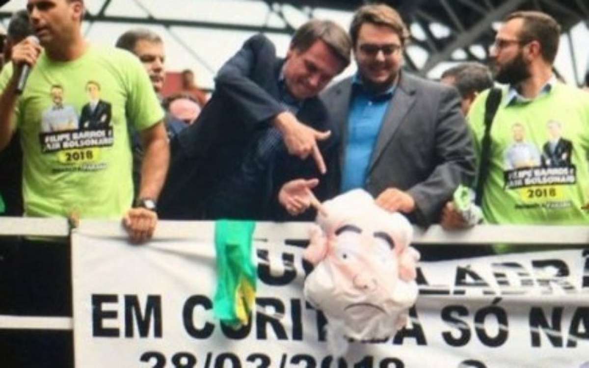 Bolsonaro simula agressões a boneco de Lula
