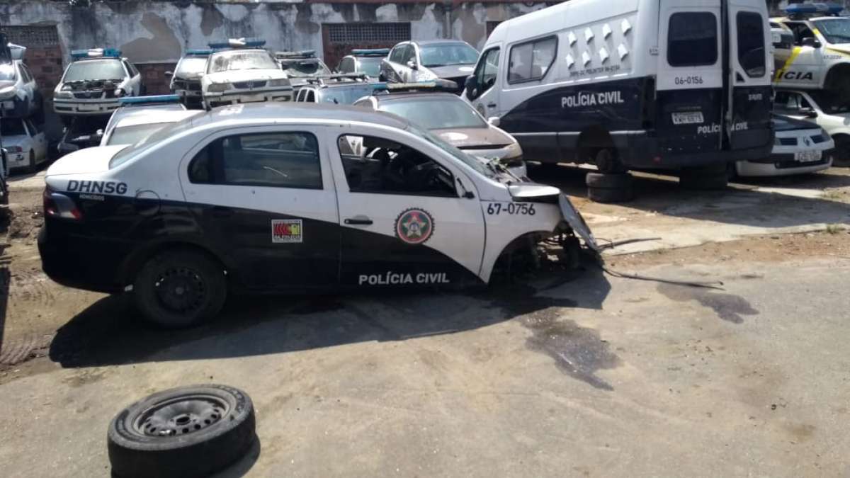 Ap&oacute;s den&uacute;ncia de O DIA carro da Pol&iacute;cia Civil foi rebocado e levado para a garagem da institui&ccedil;&atilde;o, na Pra&ccedil;a da Bandeira