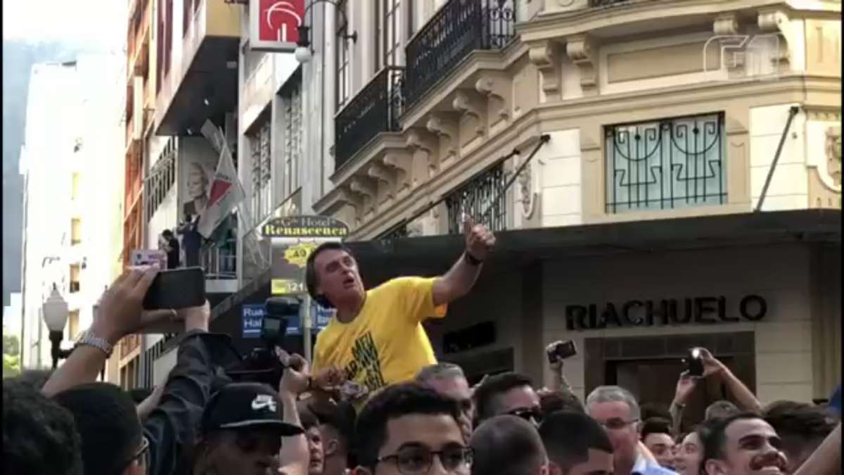 O candidato do PSL à presidência, Jair Bolsonaro, levou uma facada na região da barriga durante um ato de campanha em Juiz de Fora (MG), na tarde desta quinta-feira (6). Um suspeito foi preso. Bolsonaro foi levado à Santa Casa de Misericórdia de Juiz de Fora. O hospital informou que ele deu entrada na emergência por volta de 15h40, com 