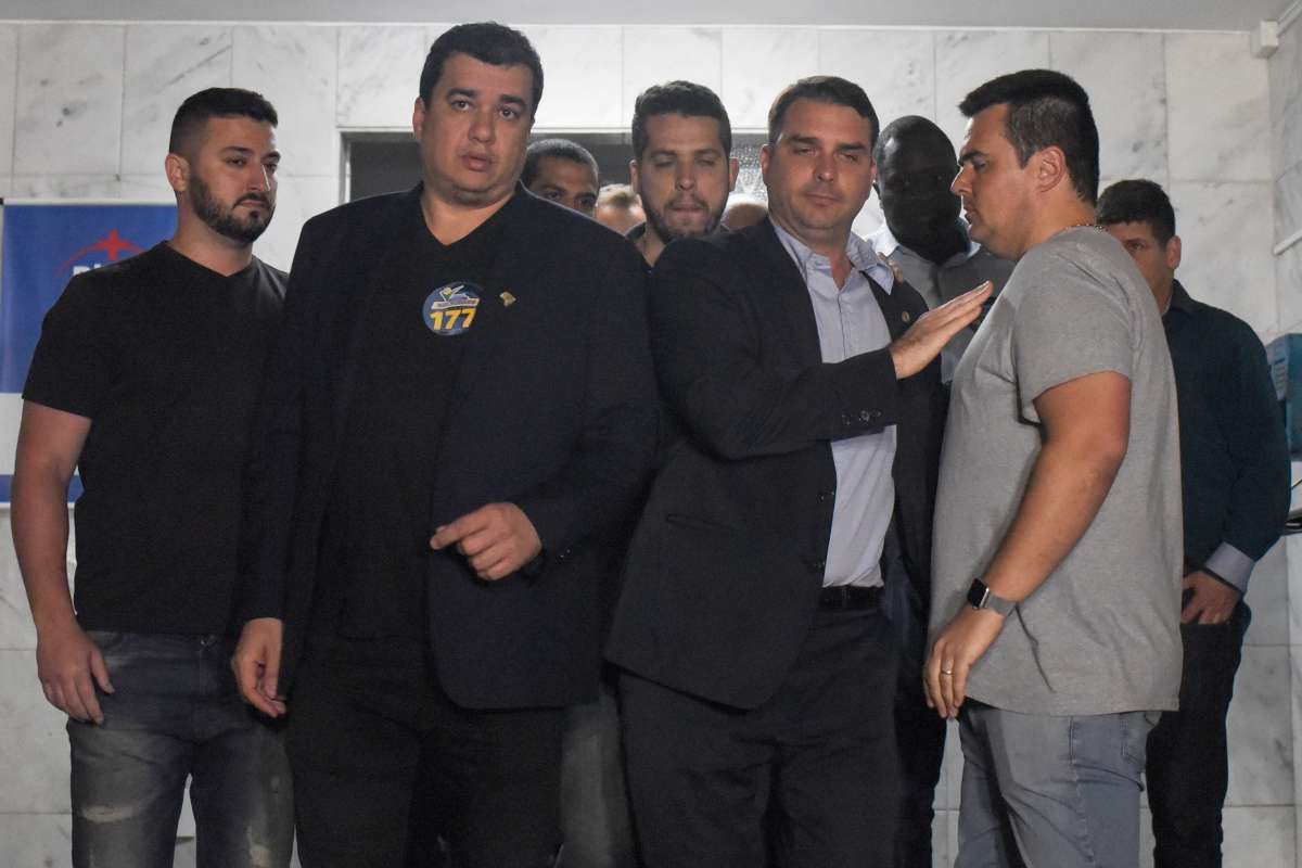 Um amigo de Jair Bolsonaro na área externa do hospital onde presidenciável está internado