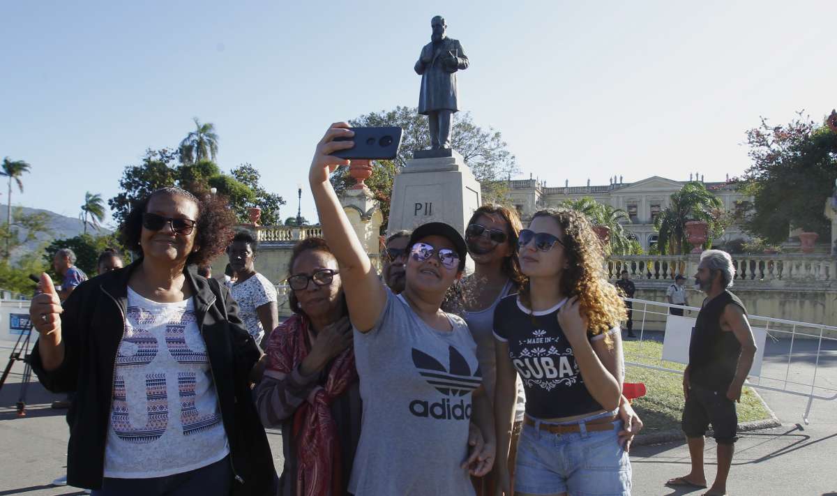 Visitantes aproveitaram passeio na Quinta da Boa Vista para selfies - Severino Silva
