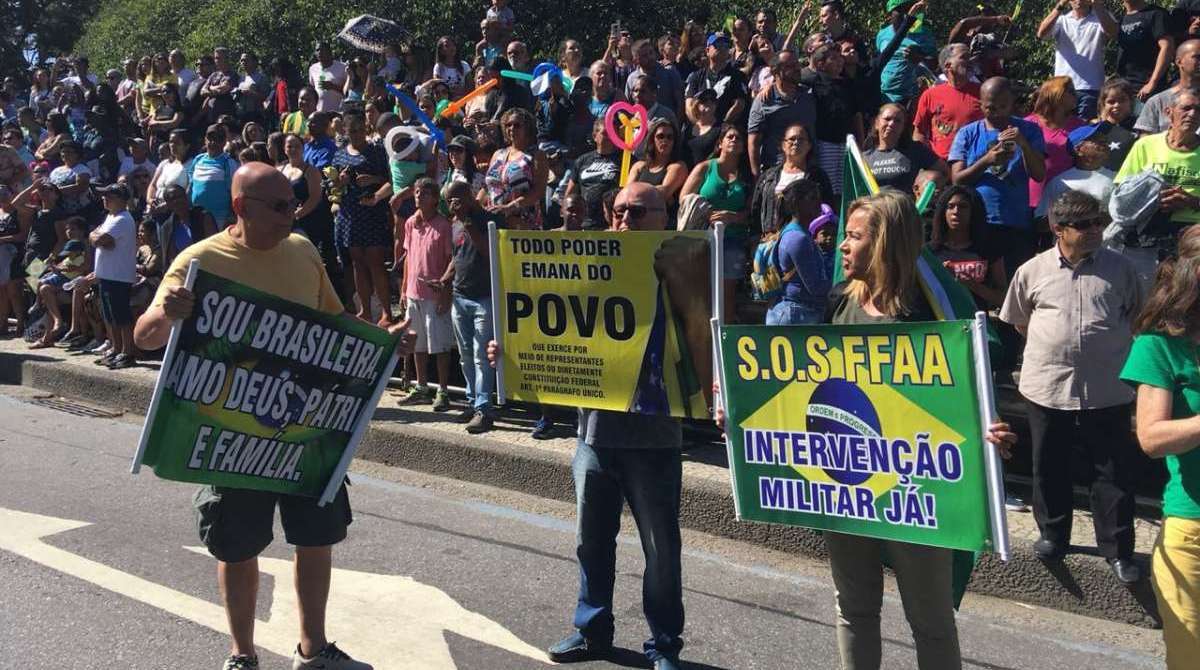 Desfile cívico-militar é marcado por homenagens a agentes mortos durante a intervenção federal