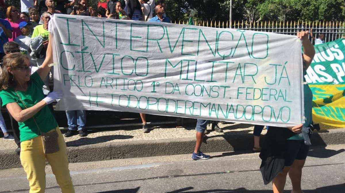 Desfile cívico-militar é marcado por homenagens a agentes mortos durante a intervenção federal