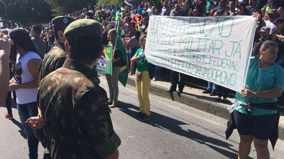 Desfile cívico-militar é marcado por homenagens a agentes mortos durante a intervenção federal
