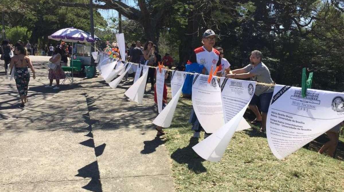 Entidades fazem manifestação e denunciam falta de investimentos em ciência e tecnologia