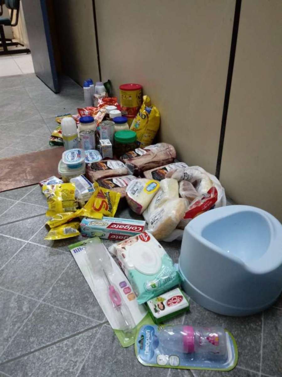 Segundo a PM, a soldado Patríca e Kamilla foram filmadas saindo do mercado com produtos sem pagar, entre eles um penico.