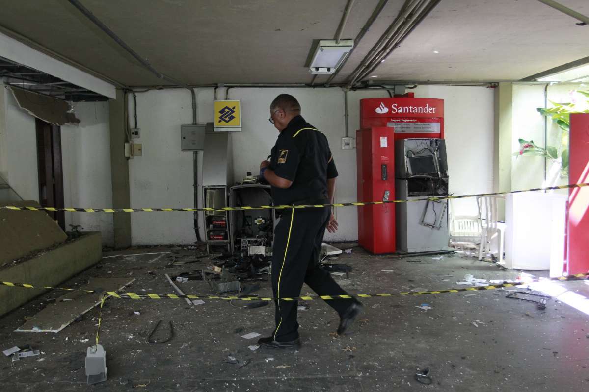 18- -09-08Criminosos atiram contra vigilantes e explodem caixas eletrônicos na UFRJ. Foto de Maíra Coelho / Agência O Dia. Polícia, Roubo, Crime,Perícia, Caixa, Eletrônico, UFRJ, Federal