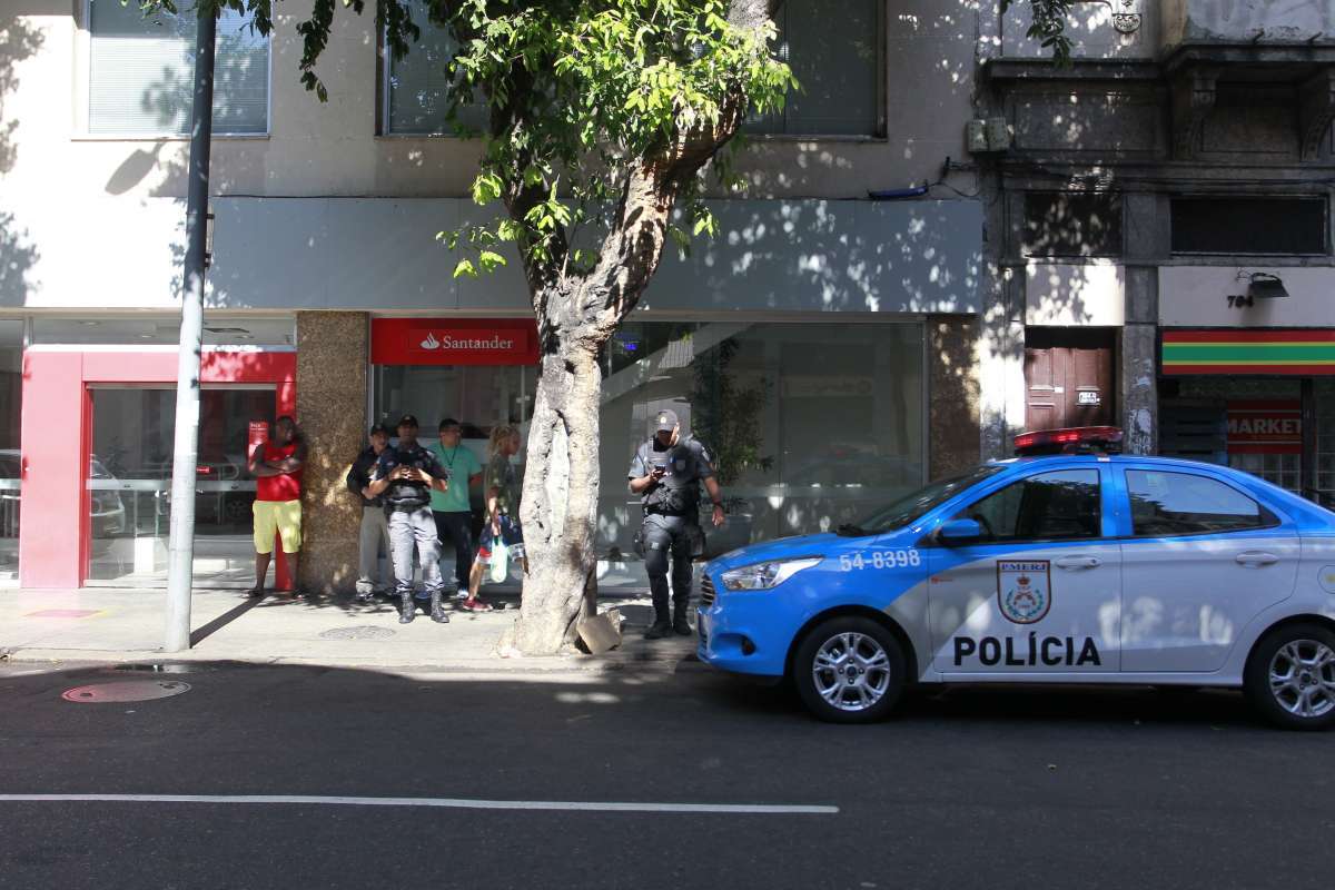 08/09/18-  Tentativa de assalto no Banco Santander da Gomes Freire , Lapa. Bandidos arrombaram a porta e entraram na agencia para tentar roubar os caixas de autoatendimento usando uma furadeira e outros acessórios.  Foto de Maíra Coelho / Agência O Dia. Polícia,  Roubo, Crime,Perícia, Caixa, Eletrônico