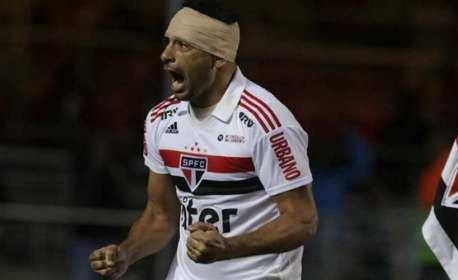 Com gol de Diego Souza, São Paulo vence o Bahia e volta à liderança do Brasileiro