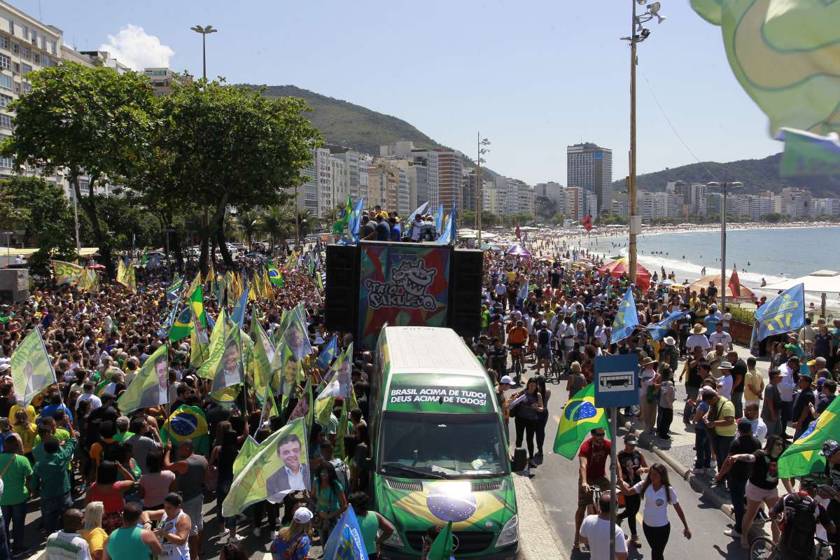 9-09-8--20- Manifesta&ccedil;&atilde;o  Pr&oacute; - Bolsonaro Presidente. Posto 6  Praia de Copacabana, Zona Sul, Rio. Foto de Ma&iacute;ra Coelho / Ag&ecirc;ncia O Dia. Cidade, Pol&iacute;tica, Facada, Jair , Bolsonaro, Flavio, Senador, Campanha, Eleitoral, Mito .