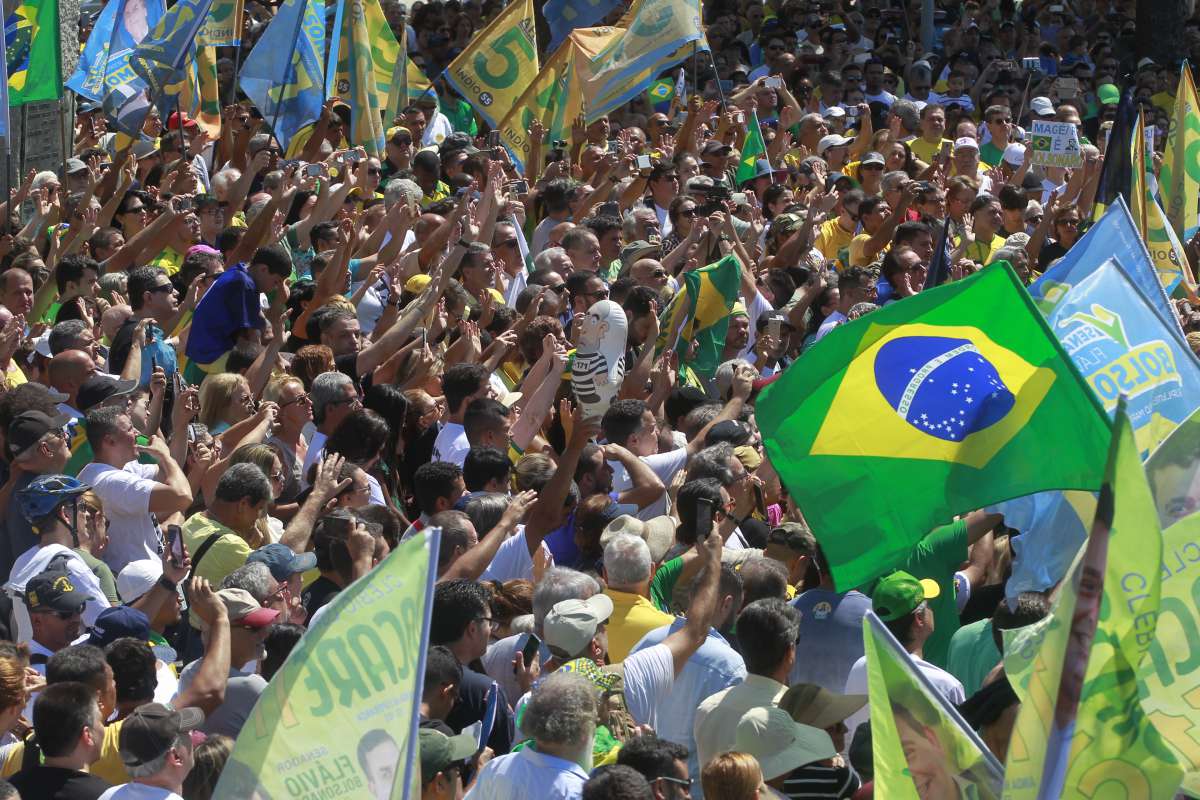 9-09-8--20- Manifesta&ccedil;&atilde;o  Pr&oacute; - Bolsonaro Presidente. Posto 6  Praia de Copacabana, Zona Sul, Rio. Foto de Ma&iacute;ra Coelho / Ag&ecirc;ncia O Dia. Cidade, Pol&iacute;tica, Facada, Jair , Bolsonaro, Flavio, Senador, Campanha, Eleitoral, Mito .