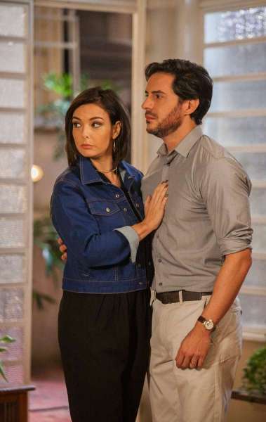 &Agrave; esq., Regiane Alves como a vil&atilde; de 'O Tempo N&atilde;o Para' e posando com Jo&atilde;o Baldasserini; acima e na p&aacute;gina ao lado, a atriz com Vladimir Brichta em 'Cidade Proibida'; no alto, com Romulo Neto em 'Sangue Bom'; e no alto e &agrave; dir., com Ricardo Tozzi em 'A Lei do Amor' 