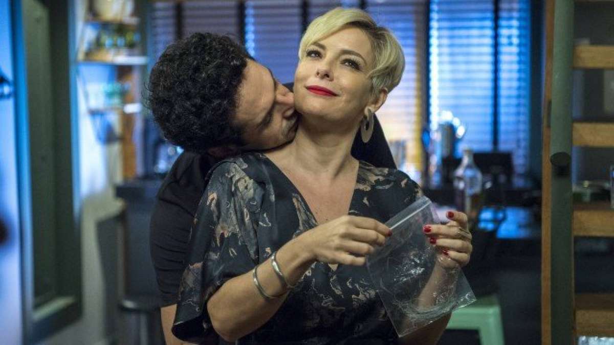 Regiane Alves e Jo&atilde;o Baldasserini em O Tempo N&atilde;o Para 