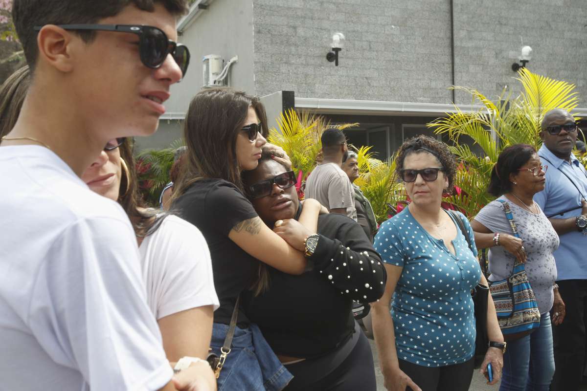 Enterrado no Cemitério Jardim da Saúdade em Sulacap Zona Norte do Rio o MC Catra
Foto Severino Silva Agencia O Dia
