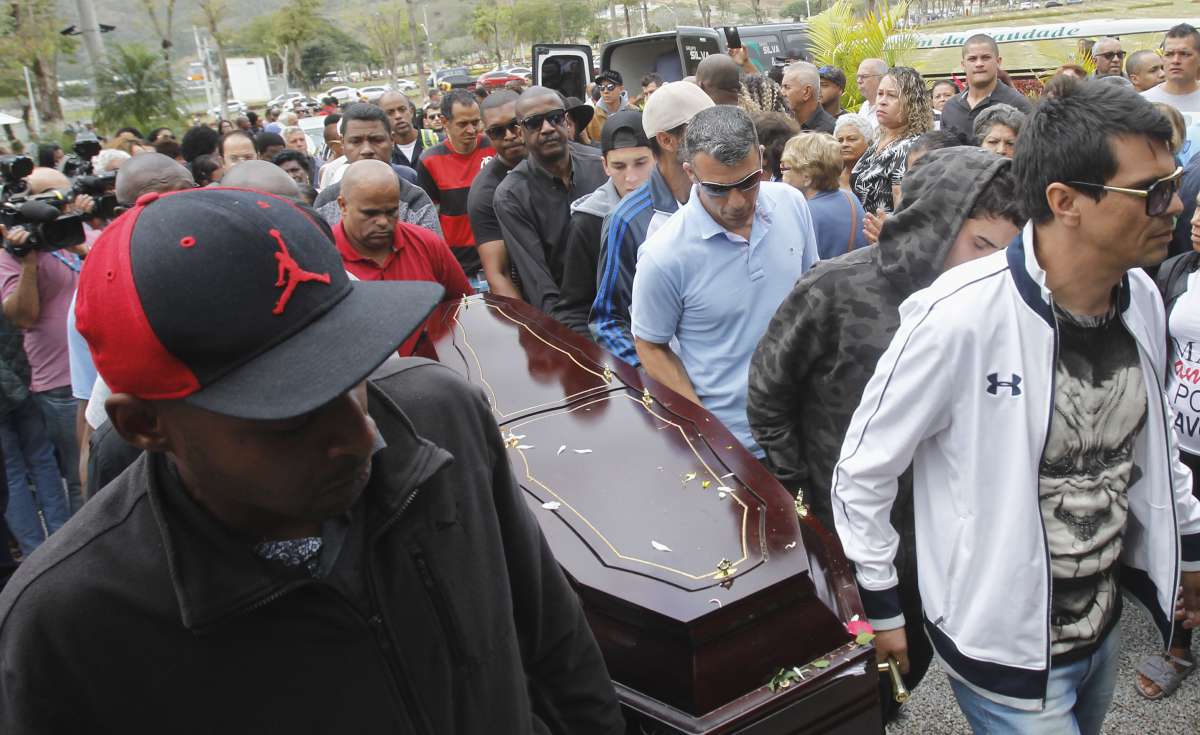 Enterrado no Cemitério Jardim da Saúdade em Sulacap Zona Norte do Rio o MC Catra
Foto Severino Silva Agencia O Dia