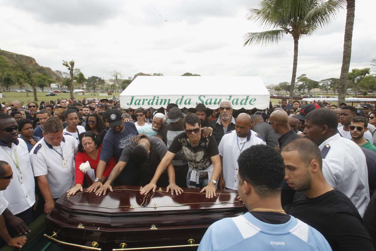 Enterrado no Cemitério Jardim da Saúdade em Sulacap Zona Norte do Rio o MC Catra
Foto Severino Silva Agencia O Dia