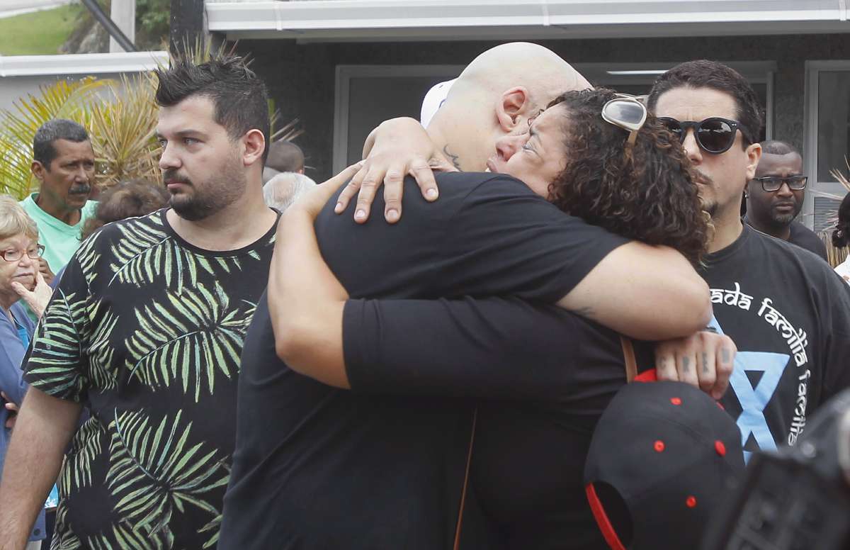 Enterrado no Cemitério Jardim da Saúdade em Sulacap Zona Norte do Rio o MC Catra
Foto Severino Silva Agencia O Dia