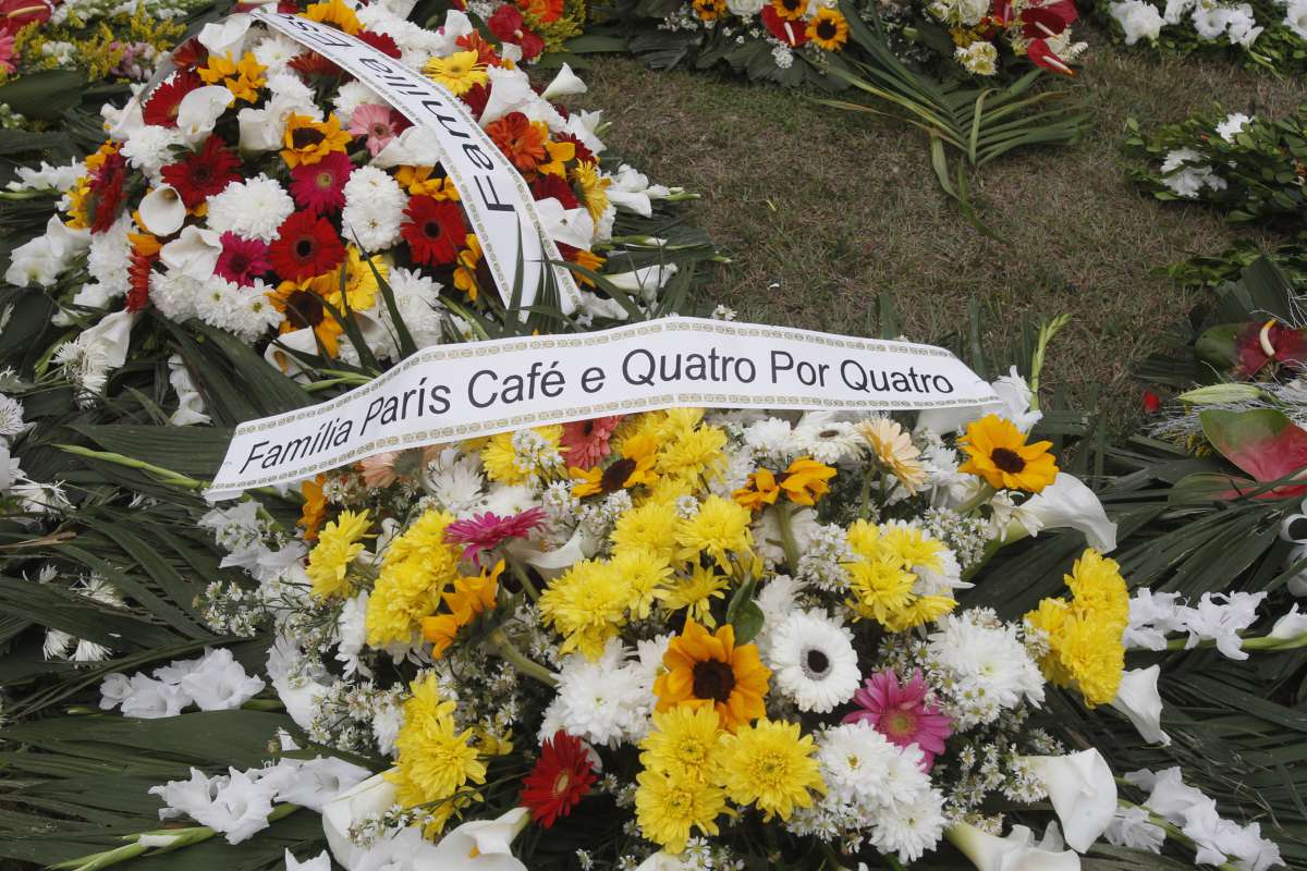 Enterrado no Cemitério Jardim da Saúdade em Sulacap Zona Norte do Rio o MC Catra
Foto Severino Silva Agencia O Dia