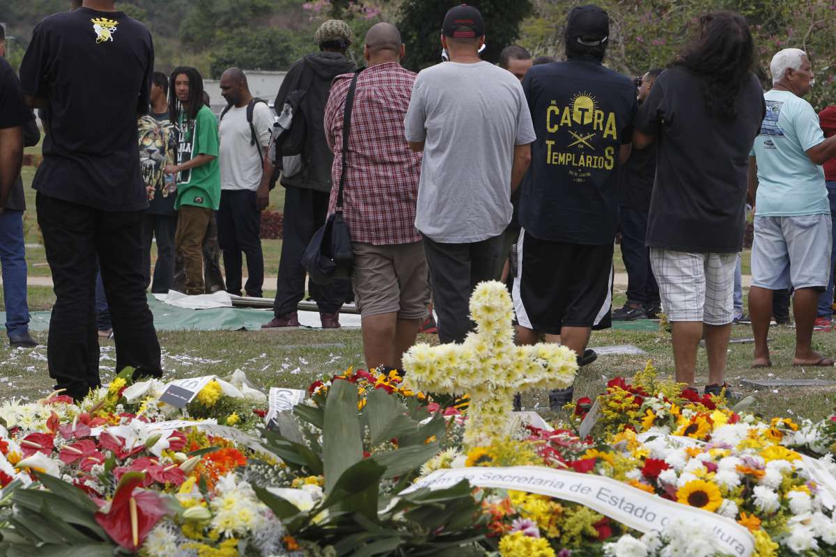Enterrado no Cemitério Jardim da Saúdade em Sulacap Zona Norte do Rio o MC Catra
Foto Severino Silva Agencia O Dia