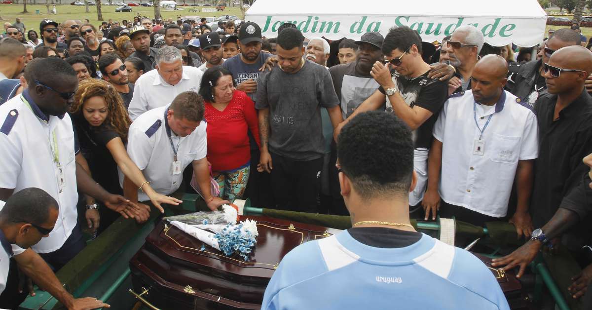 Enterrado no Cemitério Jardim da Saúdade em Sulacap Zona Norte do Rio o MC Catra
Foto Severino Silva Agencia O Dia