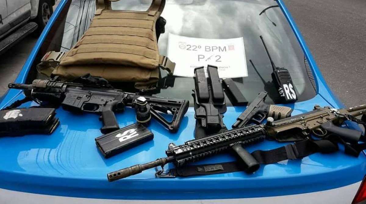 Carro usado por criminosos na Avenida Brasil 