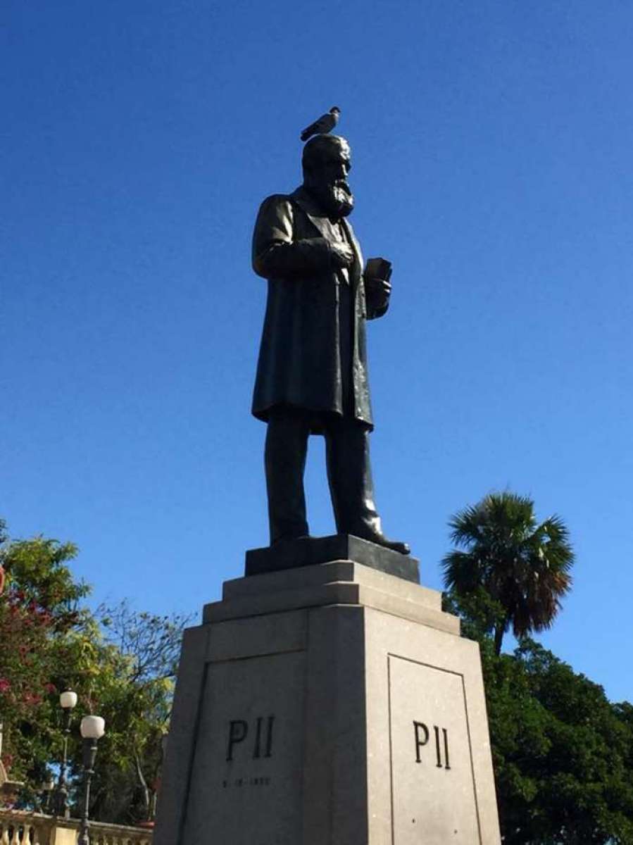 Estátua de Dom Pedro II foi alvo de vandalismo. Monumento fica em frente ao Museu Nacional