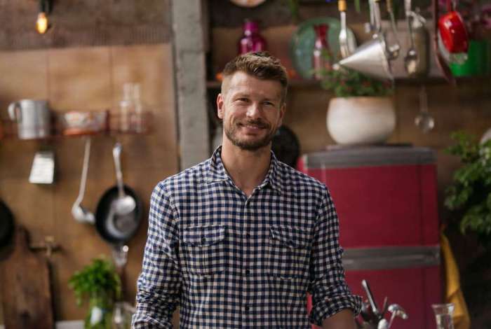 Rodrigo Hilbert recebe o churrasqueiro Edd Campos: os dois fazem uma prancha para assar salmão no episódio de hoje - Ney Coelho