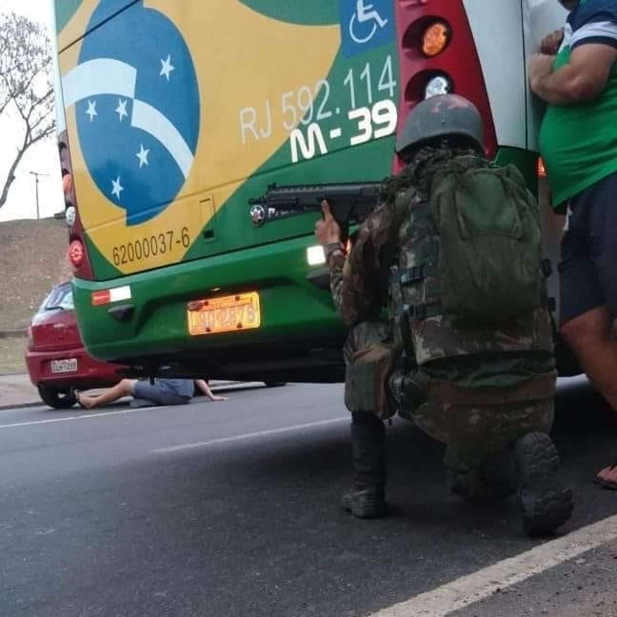 Militares em confronto na Avenida Brasil, em Guadalupe