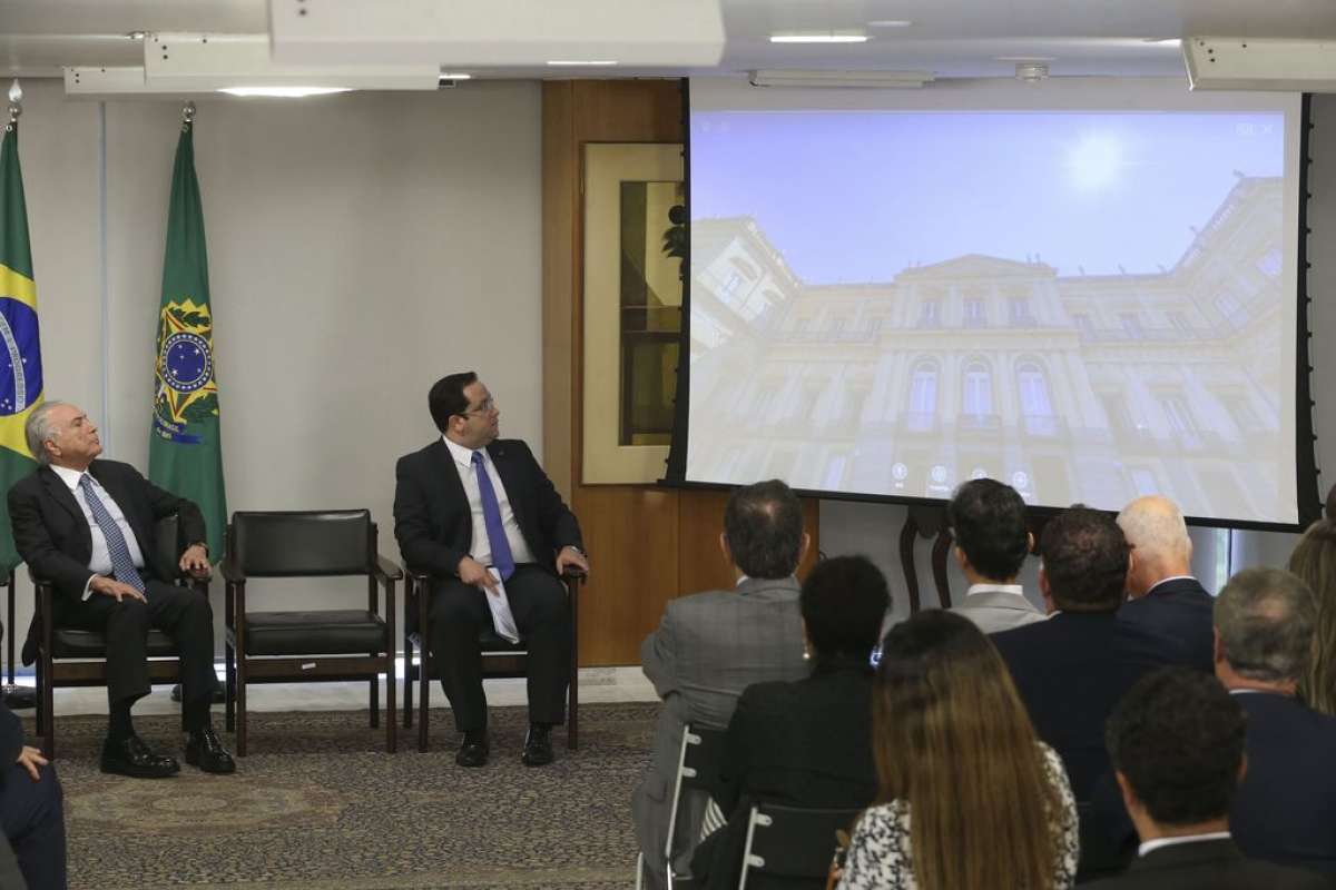 O presidente Michel Temer e o ministro interino da Educação, Henrique Sartori, durante cerimônia de assinatura da MP que cria a Abram
