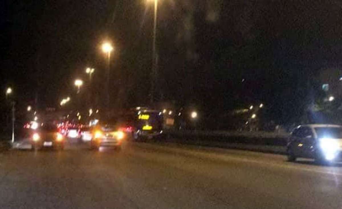 Carros e ônibus voltaram na contramão da via - Reprodução / Internet