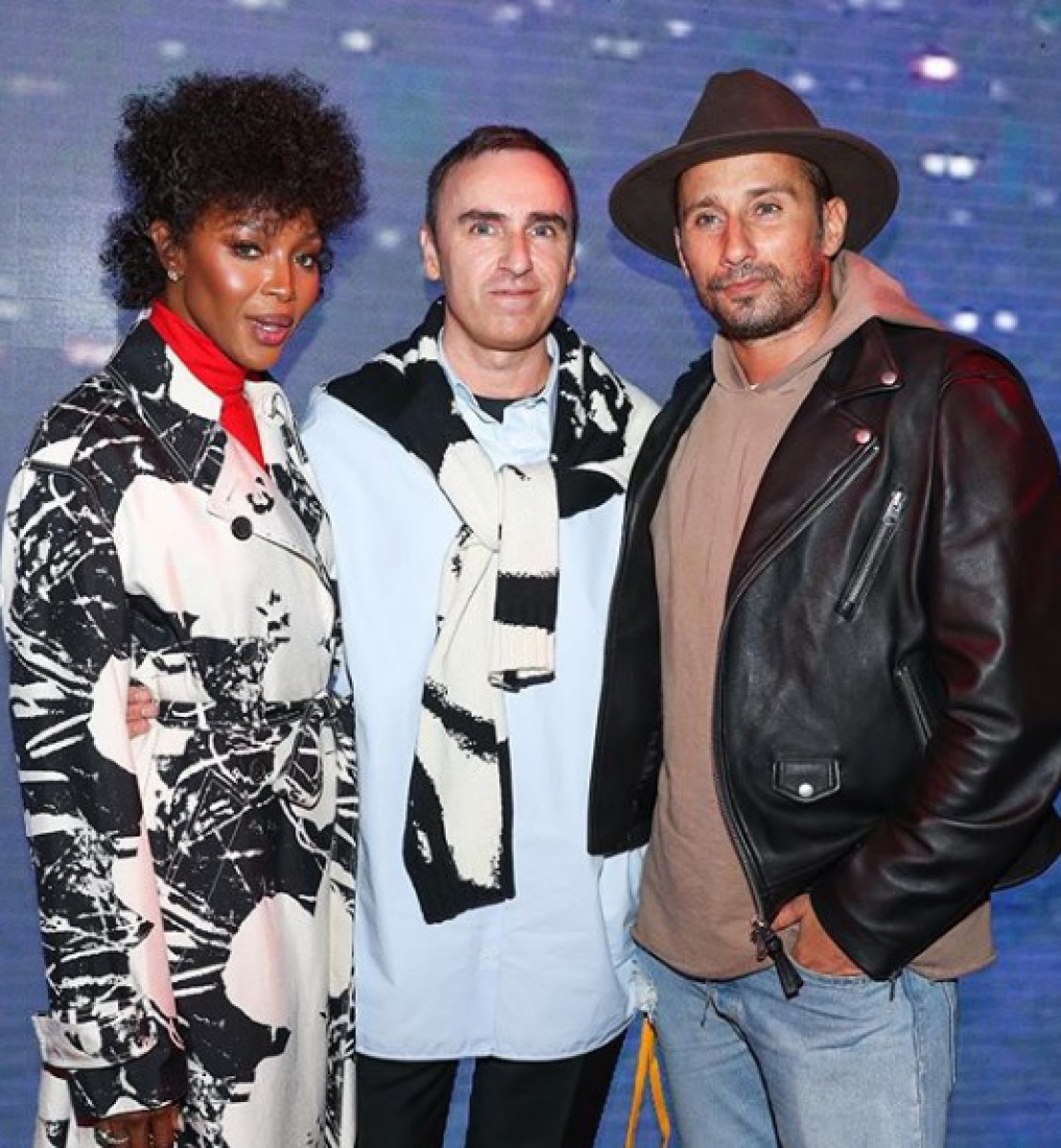 A Modelo com os dsigners de moda Raf Simons e Matthias Schoenaerts - Reprodução da internet