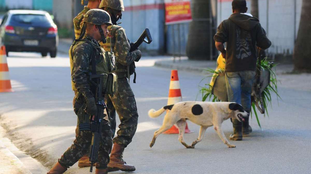 9-13-8--20 - AG&Ecirc;NCIA DE NOT&icirc;CIAS - PARCEIRO - Homens das For&ccedil;as Armadas, policiais militares e civis fazem opera&ccedil;&atilde;o em comunidades de Angra dos Reis, no litoral Sul-Fluminense, nesta quinta-feira (13). A a&ccedil;&atilde;o envolve cerco, patrulhamento, remo&ccedil;&atilde;o de barricadas, revistas de pessoas e verifica&ccedil;&atilde;o de den&uacute;ncias de tr&aacute;fico de drogas. Al&eacute;m de drogas foi apreendido material explosivo - Foto: Almir Lima/Parceiro/Ag&ecirc;ncia O Dia