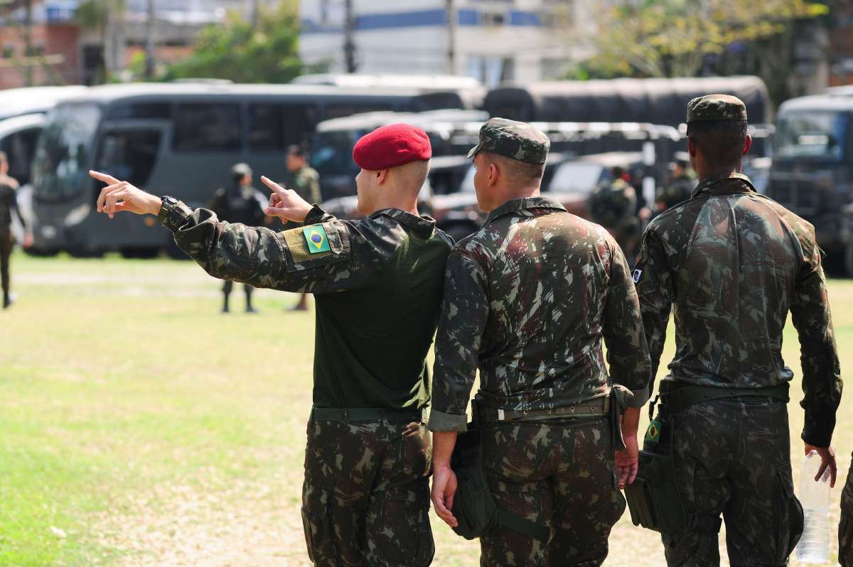 9-13-8--20 - AG&Ecirc;NCIA DE NOT&icirc;CIAS - PARCEIRO - Homens das For&ccedil;as Armadas, policiais militares e civis fazem opera&ccedil;&atilde;o em comunidades de Angra dos Reis, no litoral Sul-Fluminense, nesta quinta-feira (13). A a&ccedil;&atilde;o envolve cerco, patrulhamento, remo&ccedil;&atilde;o de barricadas, revistas de pessoas e verifica&ccedil;&atilde;o de den&uacute;ncias de tr&aacute;fico de drogas. Al&eacute;m de drogas foi apreendido material explosivo - Foto: Almir Lima/Parceiro/Ag&ecirc;ncia O Dia
