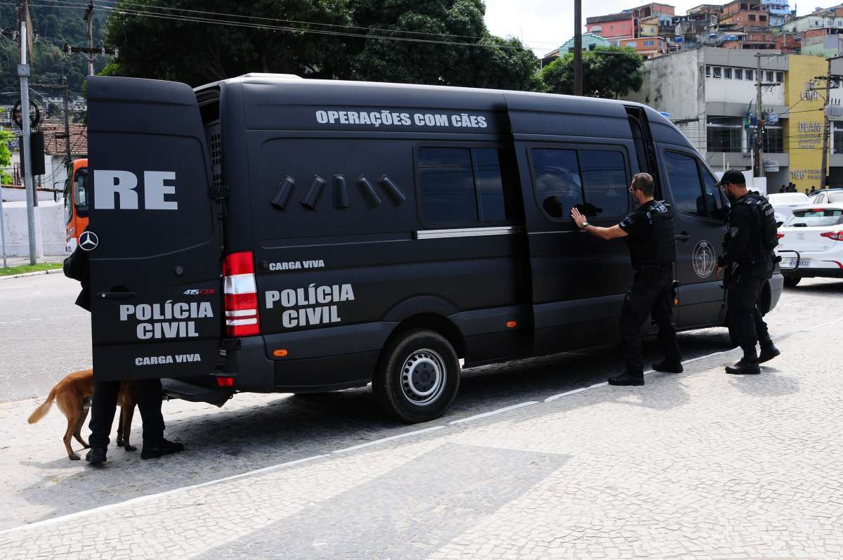 9-13-8--20 - AG&Ecirc;NCIA DE NOT&icirc;CIAS - PARCEIRO - Homens das For&ccedil;as Armadas, policiais militares e civis fazem opera&ccedil;&atilde;o em comunidades de Angra dos Reis, no litoral Sul-Fluminense, nesta quinta-feira (13). A a&ccedil;&atilde;o envolve cerco, patrulhamento, remo&ccedil;&atilde;o de barricadas, revistas de pessoas e verifica&ccedil;&atilde;o de den&uacute;ncias de tr&aacute;fico de drogas. Al&eacute;m de drogas foi apreendido material explosivo - Foto: Almir Lima/Parceiro/Ag&ecirc;ncia O Dia