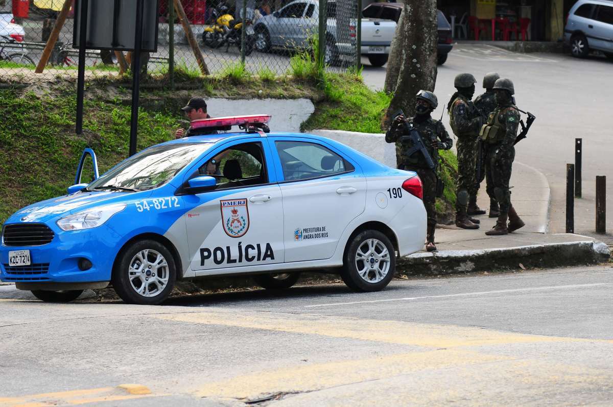 9-13-8--20 - AG&Ecirc;NCIA DE NOT&icirc;CIAS - PARCEIRO - Homens das For&ccedil;as Armadas, policiais militares e civis fazem opera&ccedil;&atilde;o em comunidades de Angra dos Reis, no litoral Sul-Fluminense, nesta quinta-feira (13). A a&ccedil;&atilde;o envolve cerco, patrulhamento, remo&ccedil;&atilde;o de barricadas, revistas de pessoas e verifica&ccedil;&atilde;o de den&uacute;ncias de tr&aacute;fico de drogas. Al&eacute;m de drogas foi apreendido material explosivo - Foto: Almir Lima/Parceiro/Ag&ecirc;ncia O Dia