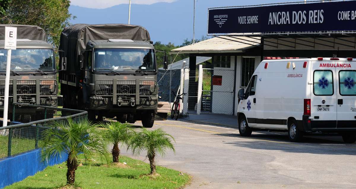 9-13-8--20 - AG&Ecirc;NCIA DE NOT&icirc;CIAS - PARCEIRO - Homens das For&ccedil;as Armadas, policiais militares e civis fazem opera&ccedil;&atilde;o em comunidades de Angra dos Reis, no litoral Sul-Fluminense, nesta quinta-feira (13). A a&ccedil;&atilde;o envolve cerco, patrulhamento, remo&ccedil;&atilde;o de barricadas, revistas de pessoas e verifica&ccedil;&atilde;o de den&uacute;ncias de tr&aacute;fico de drogas. Al&eacute;m de drogas foi apreendido material explosivo - Foto: Almir Lima/Parceiro/Ag&ecirc;ncia O Dia