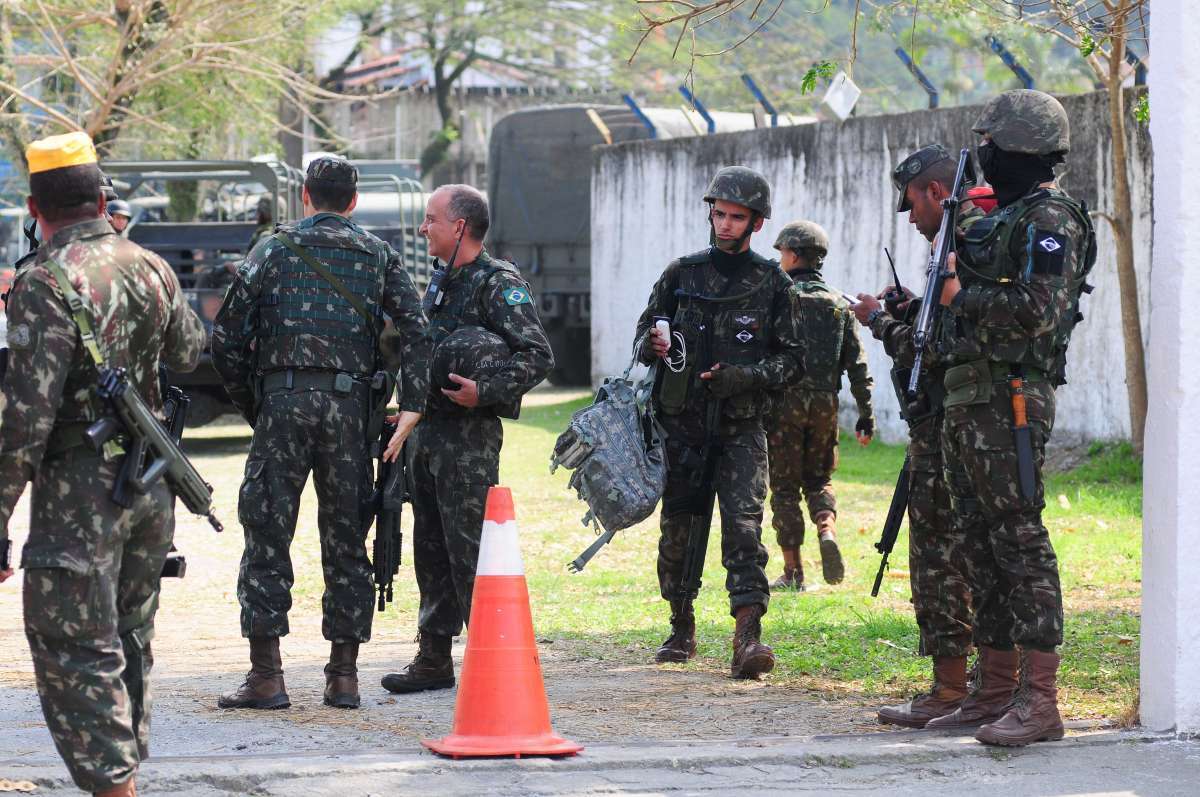 9-13-8--20 - AG&Ecirc;NCIA DE NOT&icirc;CIAS - PARCEIRO - Homens das For&ccedil;as Armadas, policiais militares e civis fazem opera&ccedil;&atilde;o em comunidades de Angra dos Reis, no litoral Sul-Fluminense, nesta quinta-feira (13). A a&ccedil;&atilde;o envolve cerco, patrulhamento, remo&ccedil;&atilde;o de barricadas, revistas de pessoas e verifica&ccedil;&atilde;o de den&uacute;ncias de tr&aacute;fico de drogas. Al&eacute;m de drogas foi apreendido material explosivo - Foto: Almir Lima/Parceiro/Ag&ecirc;ncia O Dia