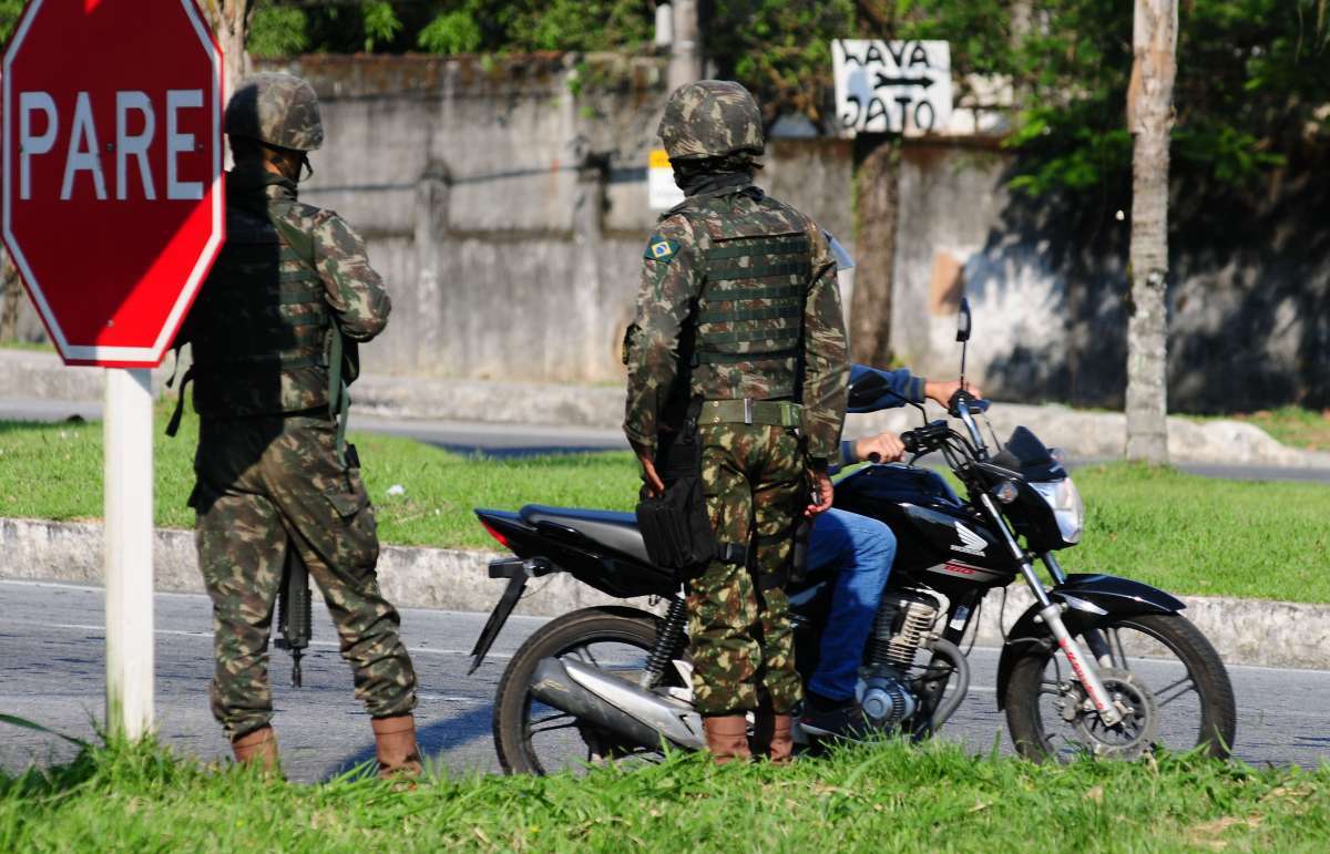 2018-09-13 - AG&Ecirc;NCIA DE NOT&icirc;CIAS - PARCEIRO - Homens das For&ccedil;as Armadas, policiais militares e civis fazem opera&ccedil;&atilde;o em comunidades de Angra dos Reis, no litoral Sul-Fluminense, nesta quinta-feira (13). A a&ccedil;&atilde;o envolve cerco, patrulhamento, remo&ccedil;&atilde;o de barricadas, revistas de pessoas e verifica&ccedil;&atilde;o de den&uacute;ncias de tr&aacute;fico de drogas. Al&eacute;m de drogas foi apreendido material explosivo - Foto: Almir Lima/Parceiro/Ag&ecirc;ncia O Dia