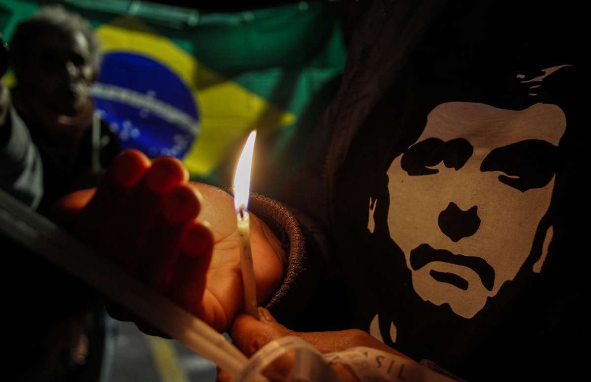 Apoiadores de Jair Bolsonaro acendem velas na frente do Hospital Albert Einstein, em S&atilde;o Paulo, onde ele foi internado em 7 de setembro de 2018 - AFP photo/ Miguel Schincariol
