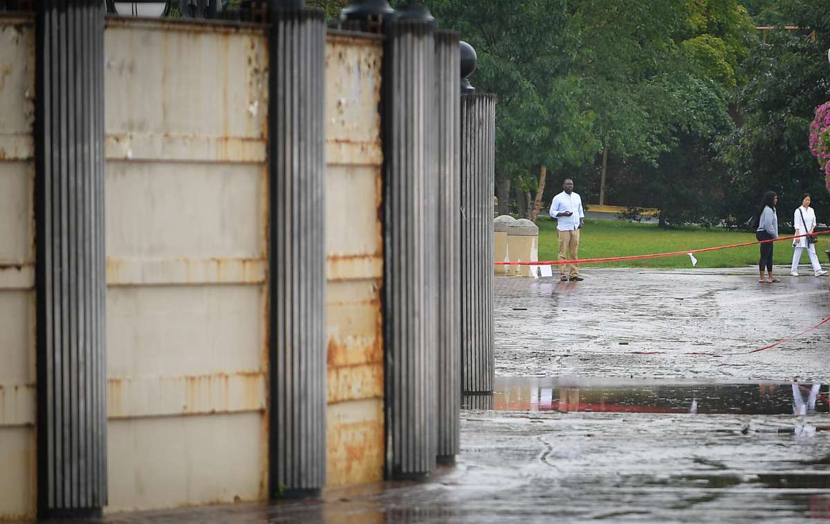 O nível da água de varia de 1,8 m a 2,7 m