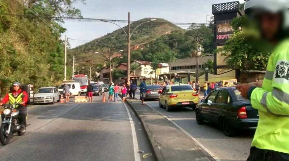 Moradores protestaram após morte de avó e netos na Estrada do Catonho