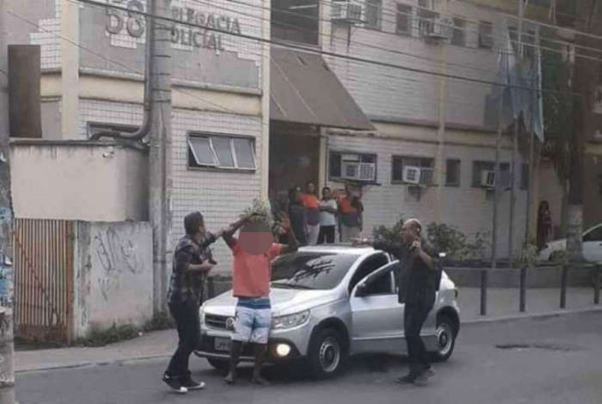 Acusado do roubo sendo rendido em frente à delegacia - Reprodução Internet