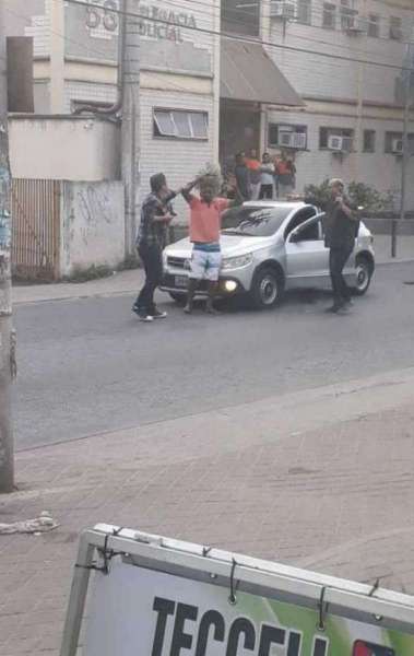 O ladrão deixou o carro morrer e foi detido em frente à delegacia