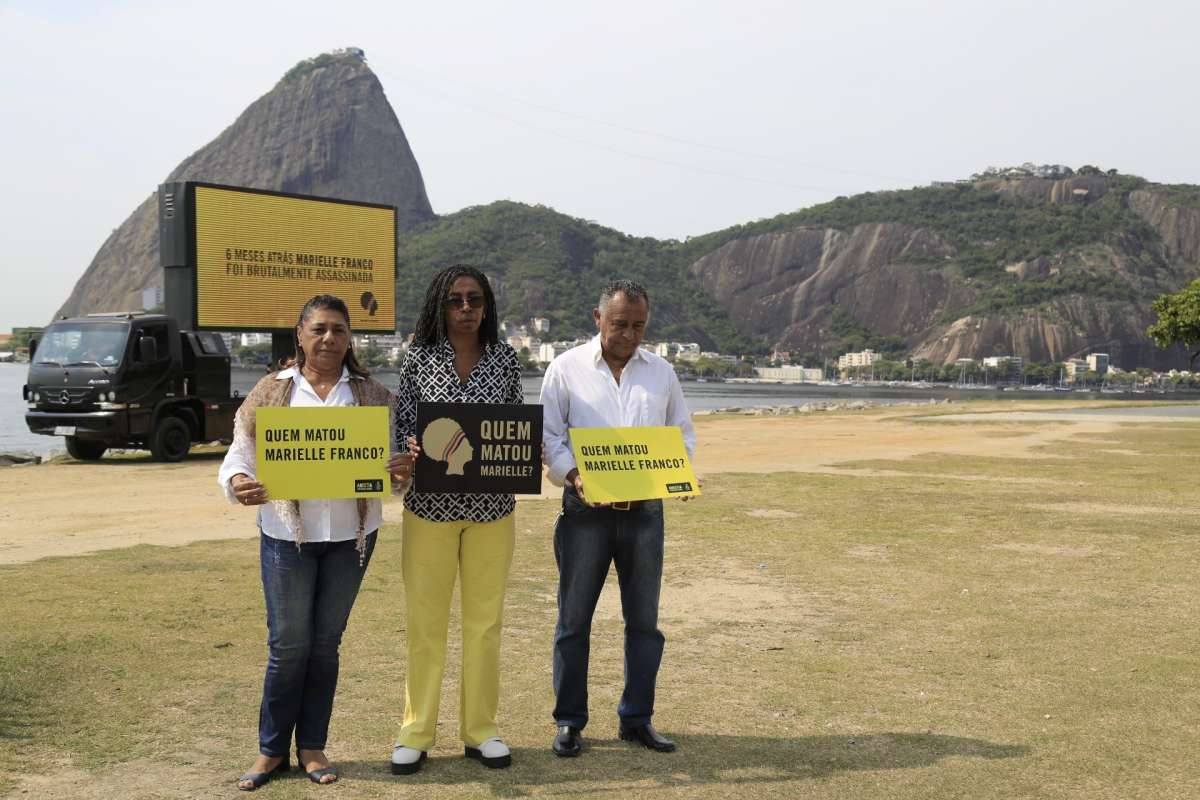 Marinete Silva (mãe de Marielle), Jurema Werneck (diretora executiva da Anistia) e  Antônio Francisco da Silva (pai da vereadora) 